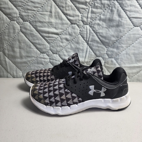 Under Armour Other - Under Armour kids' athletic sneakers in black and white.
Size 3.5Y